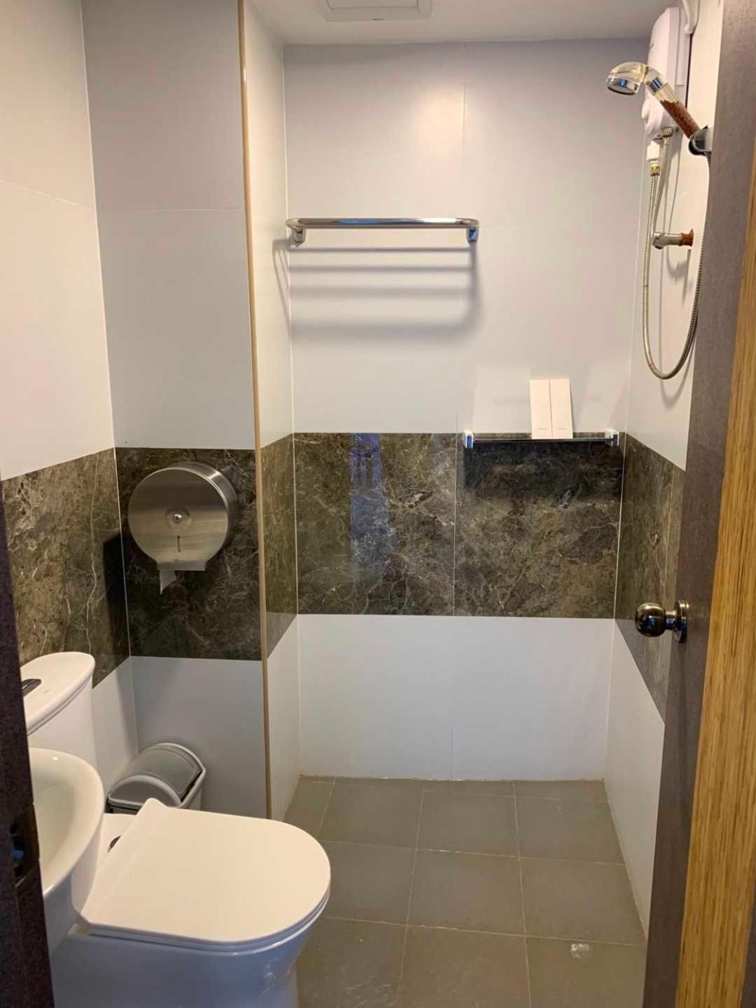 Attic Capsule Hotel Marigondon  Екстер'єр фото