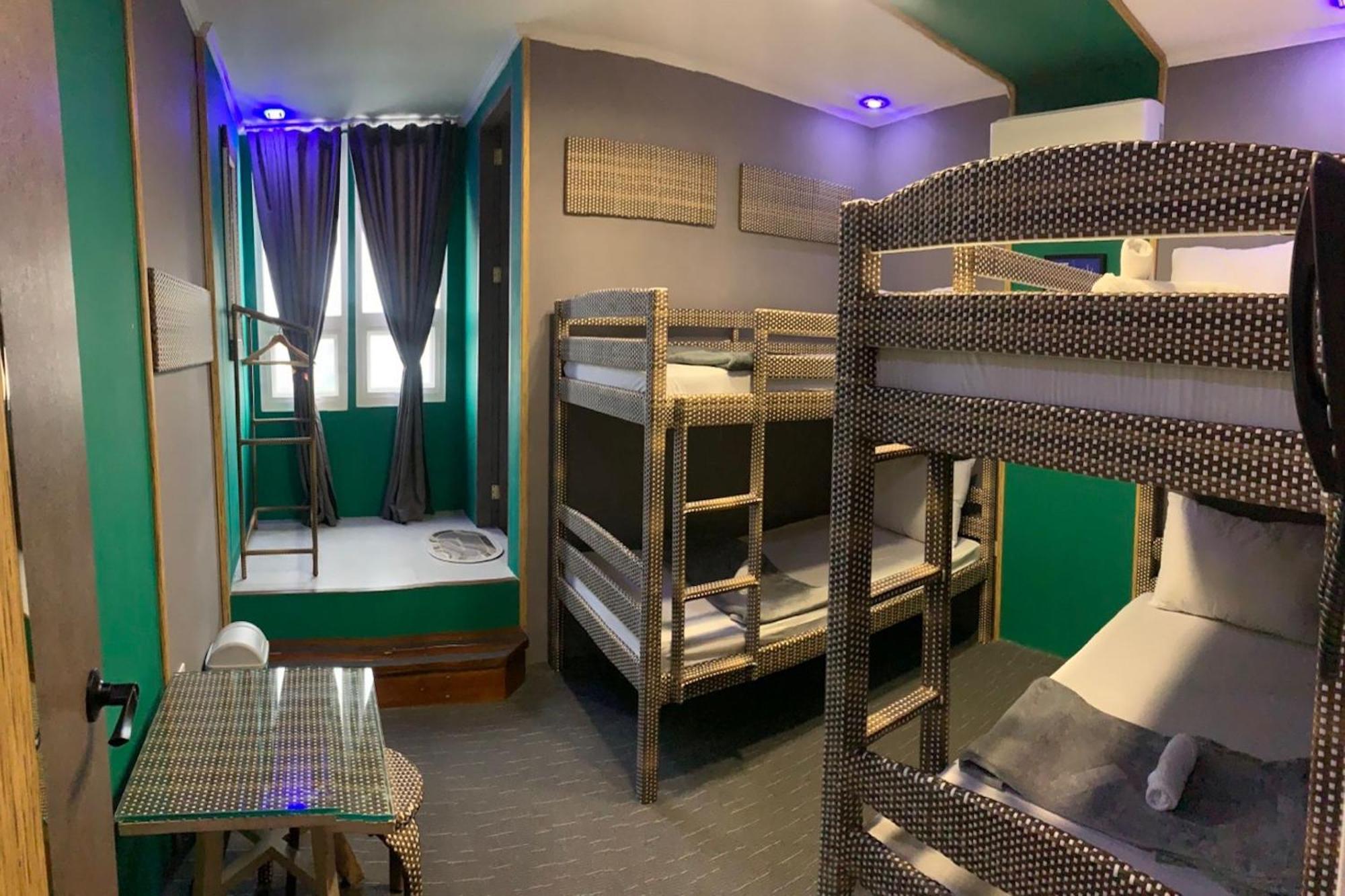 Attic Capsule Hotel Marigondon  Екстер'єр фото