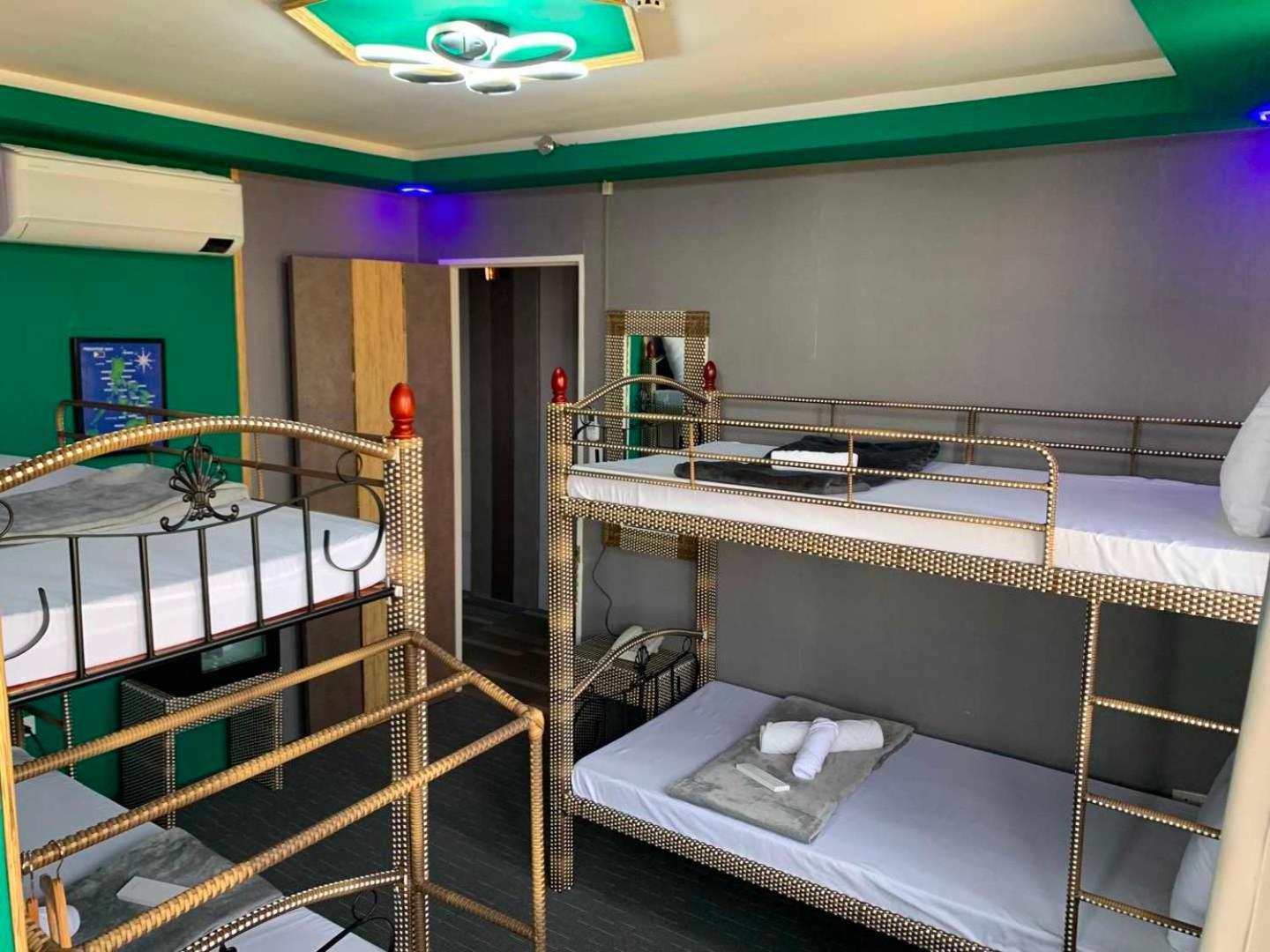 Attic Capsule Hotel Marigondon  Екстер'єр фото