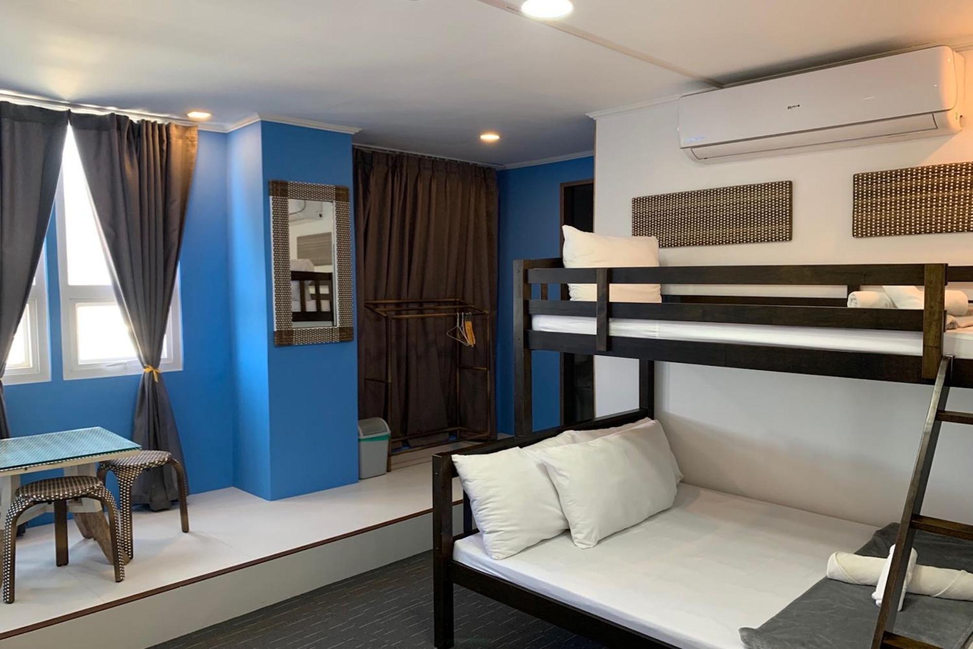 Attic Capsule Hotel Marigondon  Екстер'єр фото