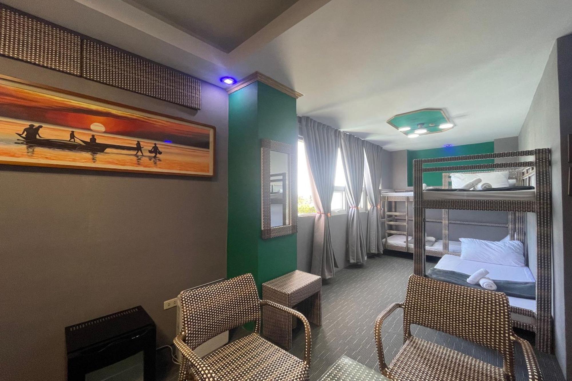 Attic Capsule Hotel Marigondon  Екстер'єр фото