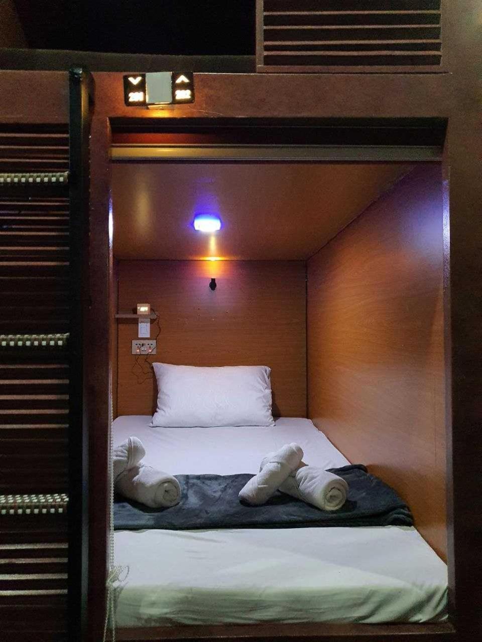Attic Capsule Hotel Marigondon  Екстер'єр фото