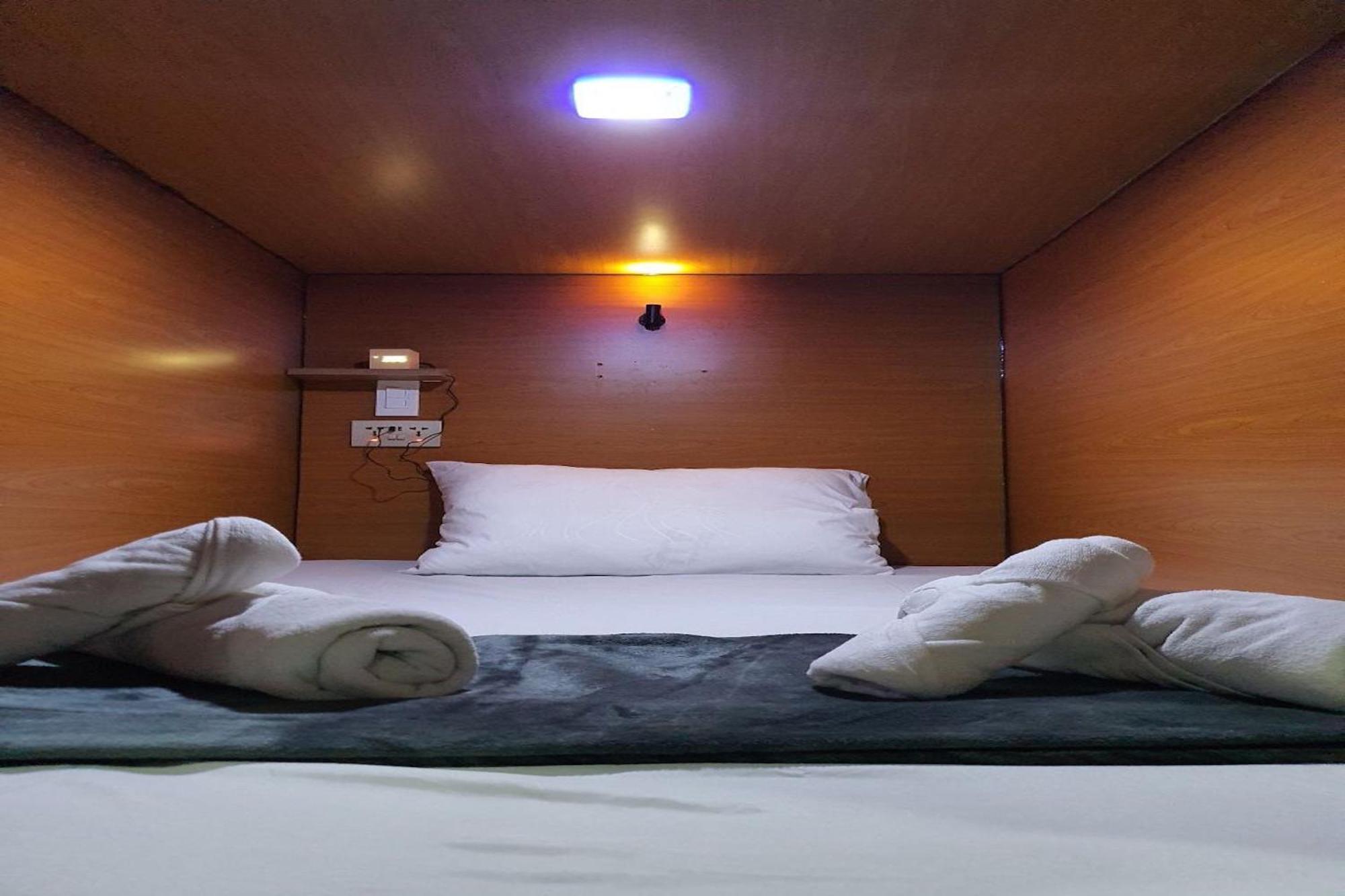 Attic Capsule Hotel Marigondon  Екстер'єр фото