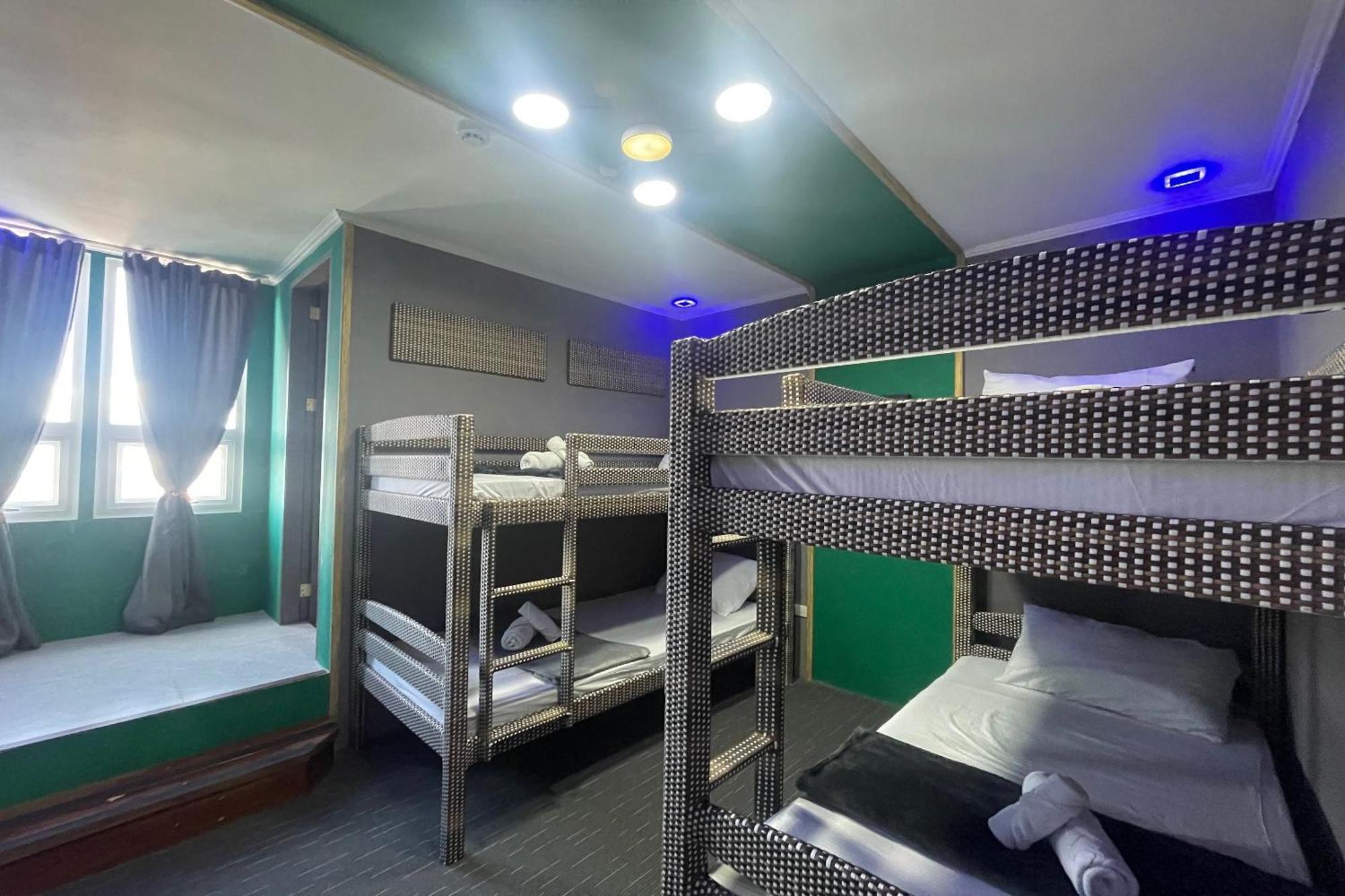 Attic Capsule Hotel Marigondon  Екстер'єр фото