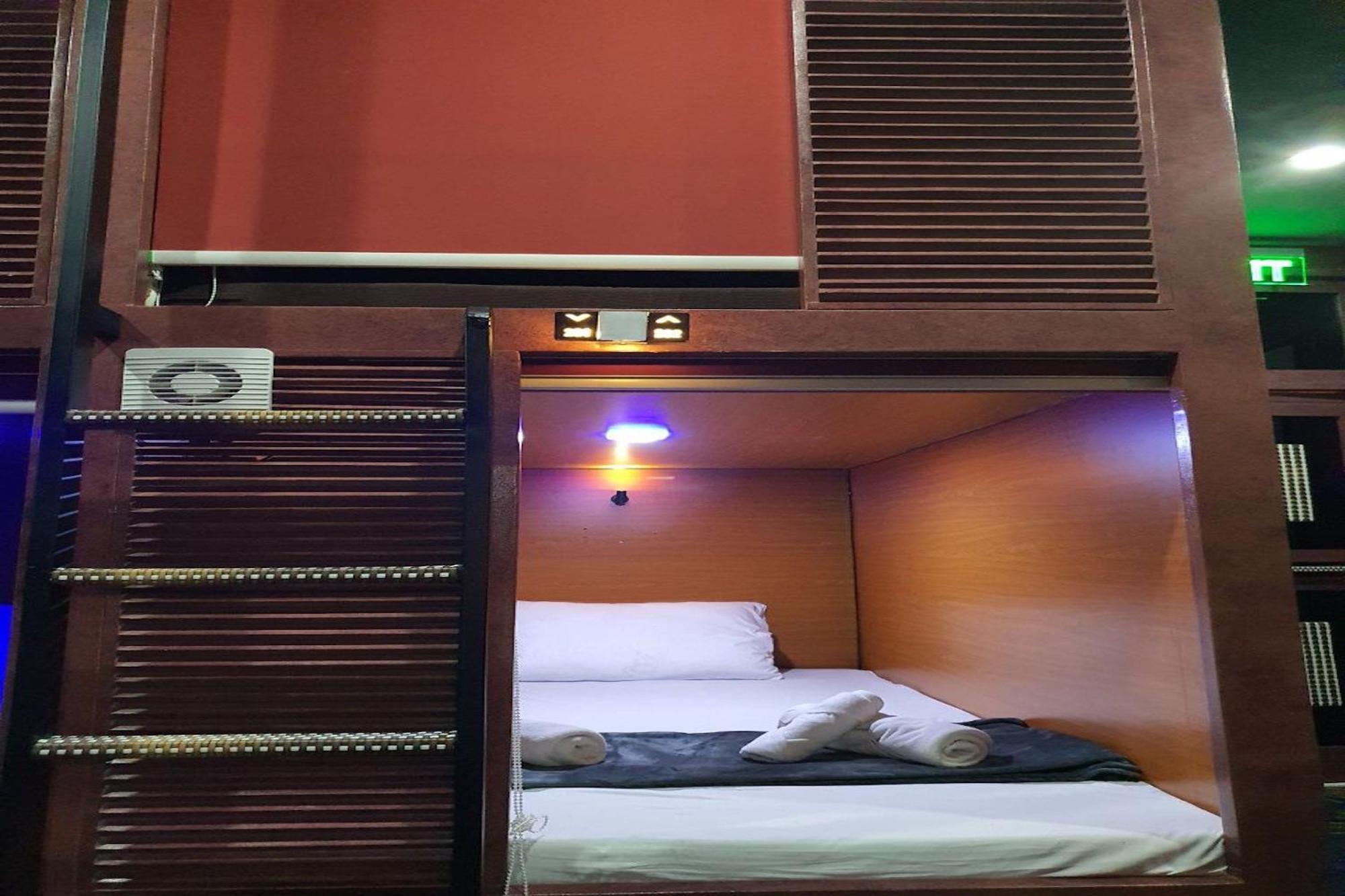 Attic Capsule Hotel Marigondon  Екстер'єр фото