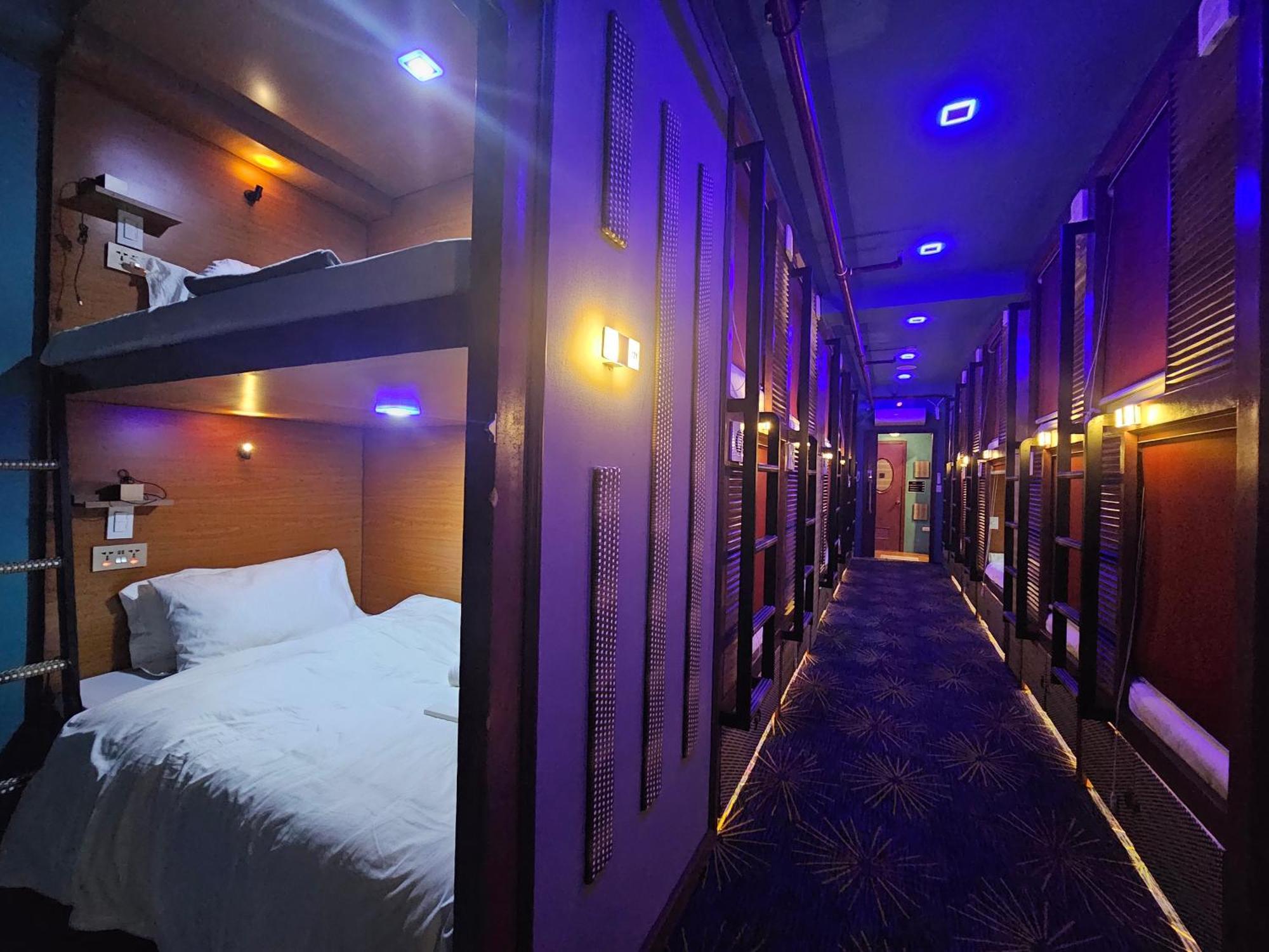 Attic Capsule Hotel Marigondon  Екстер'єр фото